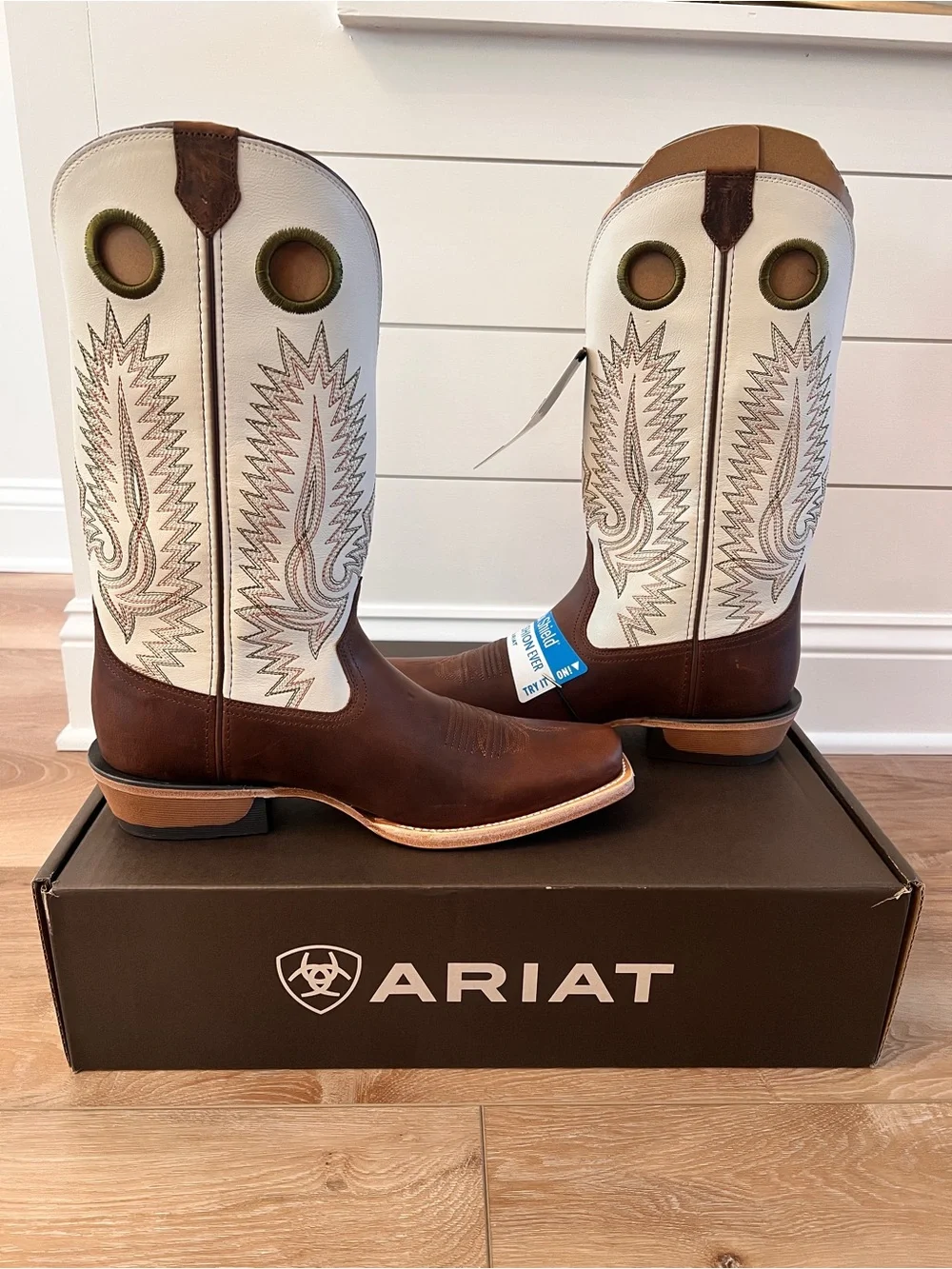 NIB Ariat Southland Distressed Brown and Crema Men's Boots 9M Western Boots